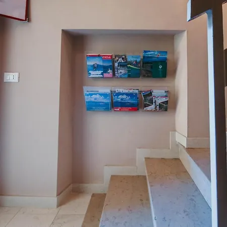 Al 13 - Lakeside Leisure & Business ストレーザ