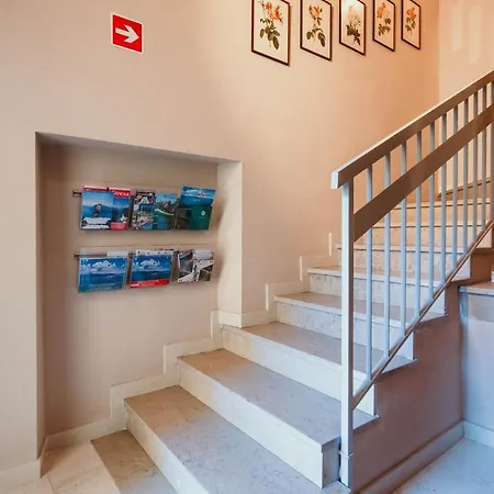 Al 13 - Lakeside Leisure & Business ストレーザ